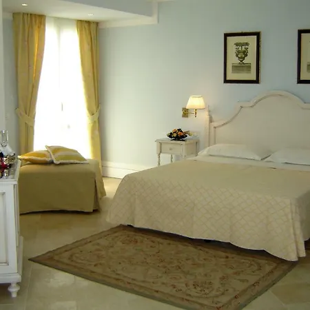 Daphne Hotel 4*