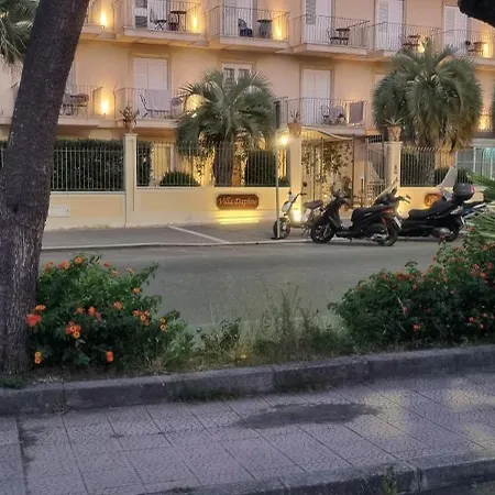 Daphne Giardini Naxos